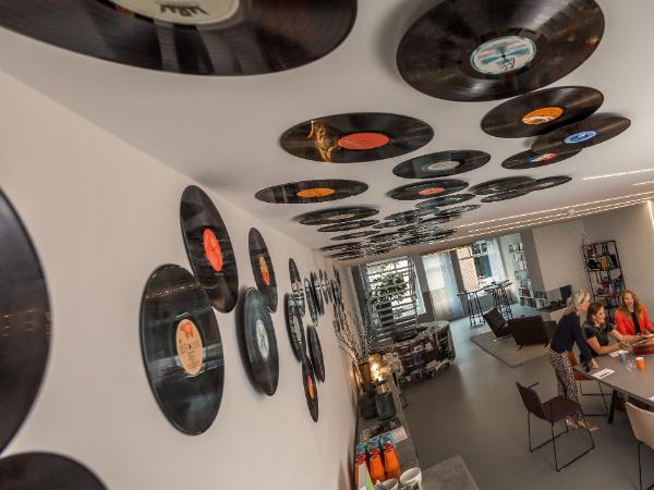 Deze afbeelding van Music Meeting Lounge gevestigd in de plaats Amstelveen in de provincie Noord-Holland is de profielfoto van de vergaderlocatie.
