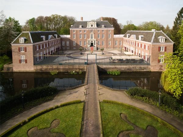 Deze afbeelding van Slot Zeist gevestigd in de plaats Zeist in de provincie Utrecht is de profielfoto van de vergaderlocatie.