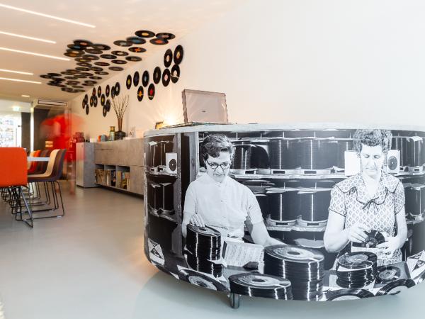Afbeelding 6 van Music Meeting Lounge gevestigd in de plaats Amstelveen in de provincie Noord-Holland geeft inzicht in de mogelijkheden van de vergaderlocatie.
