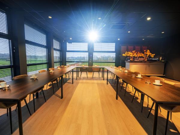 Afbeelding 4 van Almere City FC gevestigd in de plaats Almere in de provincie Flevoland geeft inzicht in de mogelijkheden van de vergaderlocatie.