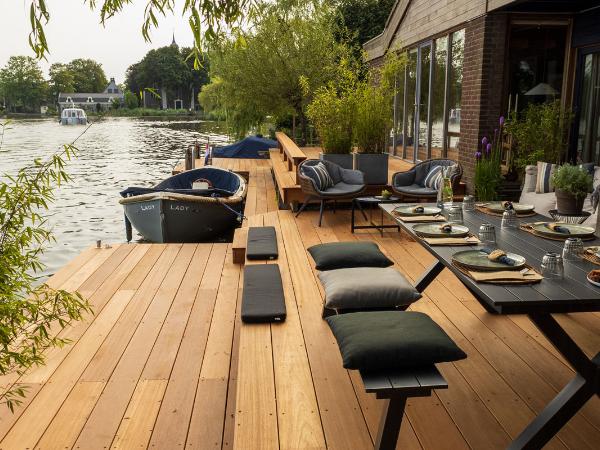 Afbeelding 3 van De Amstel tafel gevestigd in de plaats Ouderkerk aan de Amstel in de provincie Noord-Holland geeft inzicht in de mogelijkheden van de vergaderlocatie.