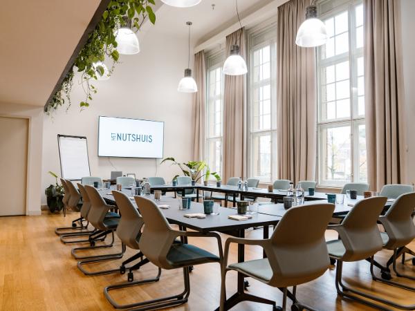 Afbeelding 3 van Het Nutshuis gevestigd in de plaats Den Haag in de provincie Zuid-Holland geeft inzicht in de mogelijkheden van de vergaderlocatie.