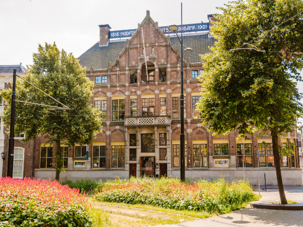 Deze afbeelding van Het Nutshuis gevestigd in de plaats Den Haag in de provincie Zuid-Holland is de profielfoto van de vergaderlocatie.