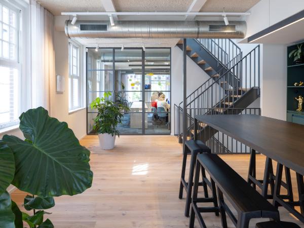 Afbeelding 2 van Rewire gevestigd in de plaats Amsterdam in de provincie Noord-Holland geeft inzicht in de mogelijkheden van de vergaderlocatie.